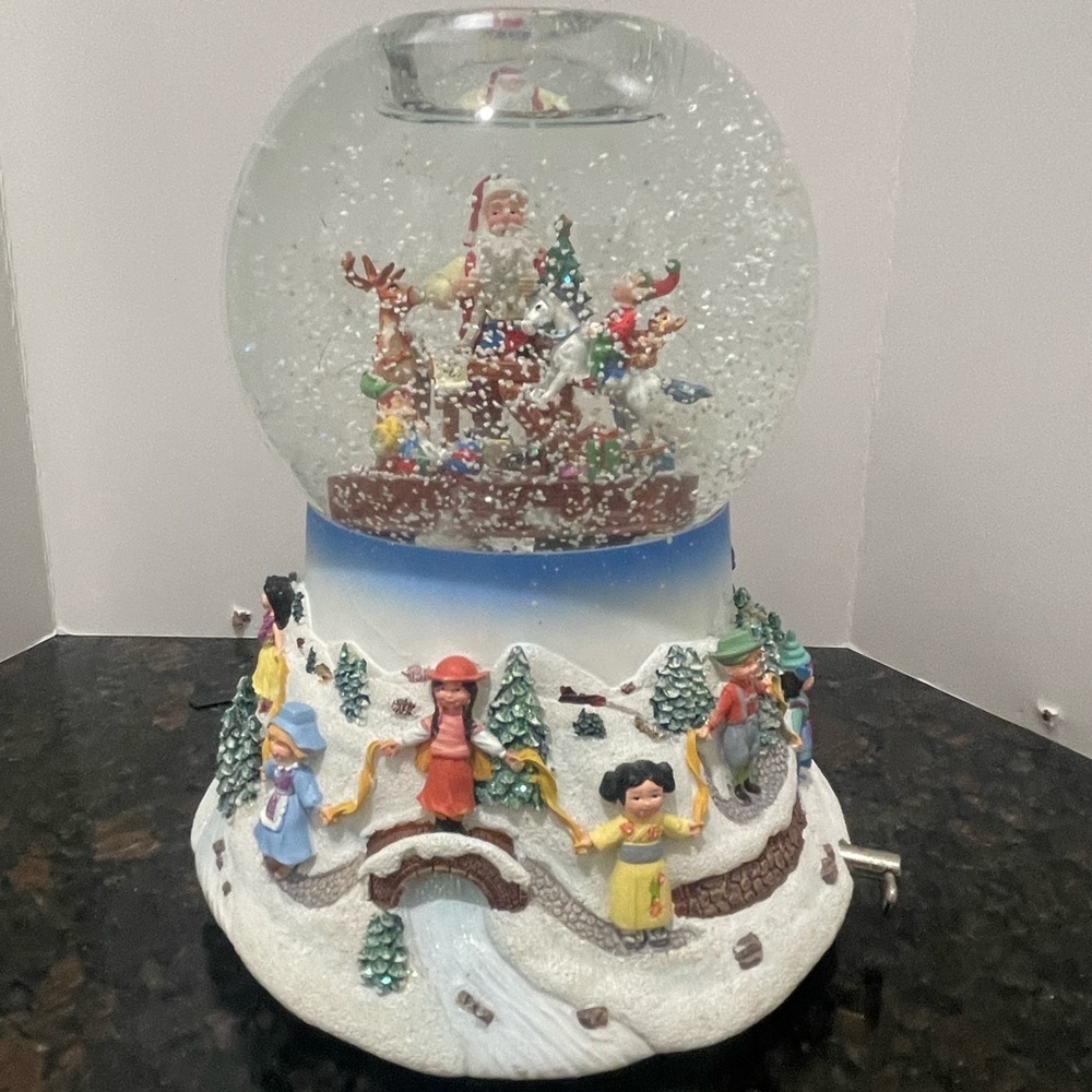 Vintage 2004 PartyLite Santa At His Shop Musical‎ Snow Globe Play tune Toy land